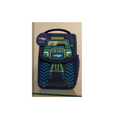 Specifications
Product Type: Kids Insulated Lunch Bag
Brand: Smiggle
Design Theme: Monster Truck
Material: Durable polyester exterior, insulated inner lining
Compartments:
1 large insulated main compartment
Front 3D truck design panel
Clear front ID window
Side mesh pocket (for bottle or small accessories)
Closure: Smooth zipper
Carrying Method: Top carry handle
Dimensions (Approx.):
Length: 18 cm
Height: 26 cm
Width: 12 cm
(Based on typical Smiggle vertical lunch bag sizing)
Care Instructio